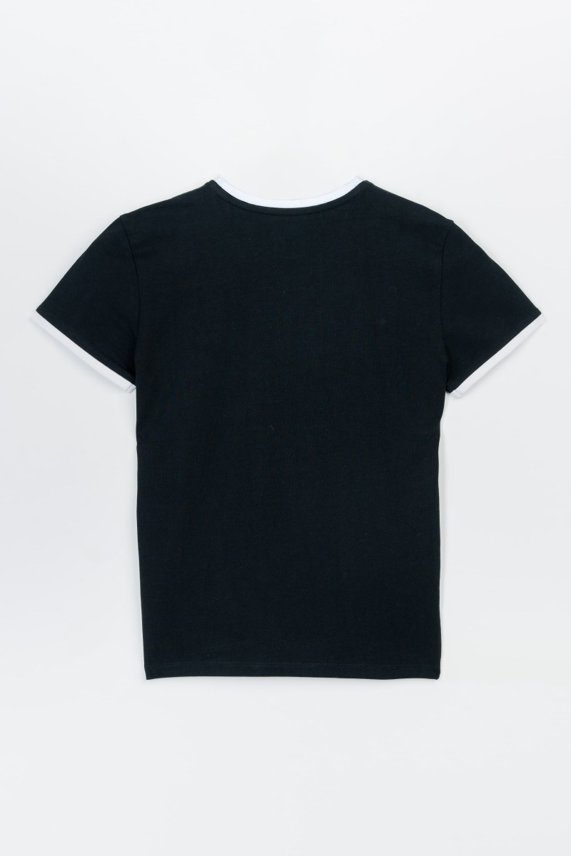 Czarny t-shirt z białą lamówką i wypukłym nadrukiem na wysokości piersi