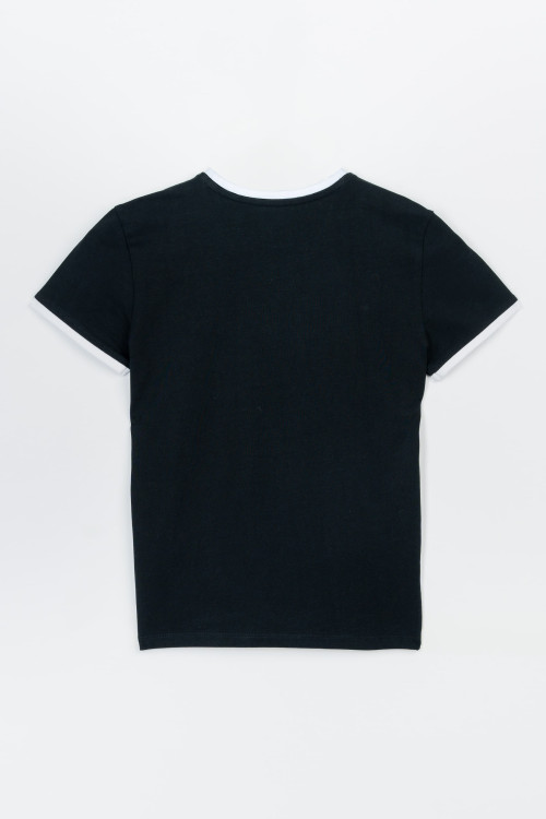 Czarny t-shirt z białą lamówką i wypukłym nadrukiem na wysokości piersi