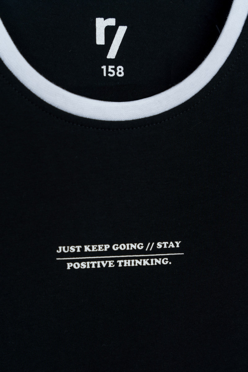 Czarny t-shirt z białą lamówką i wypukłym nadrukiem na wysokości piersi, czarny