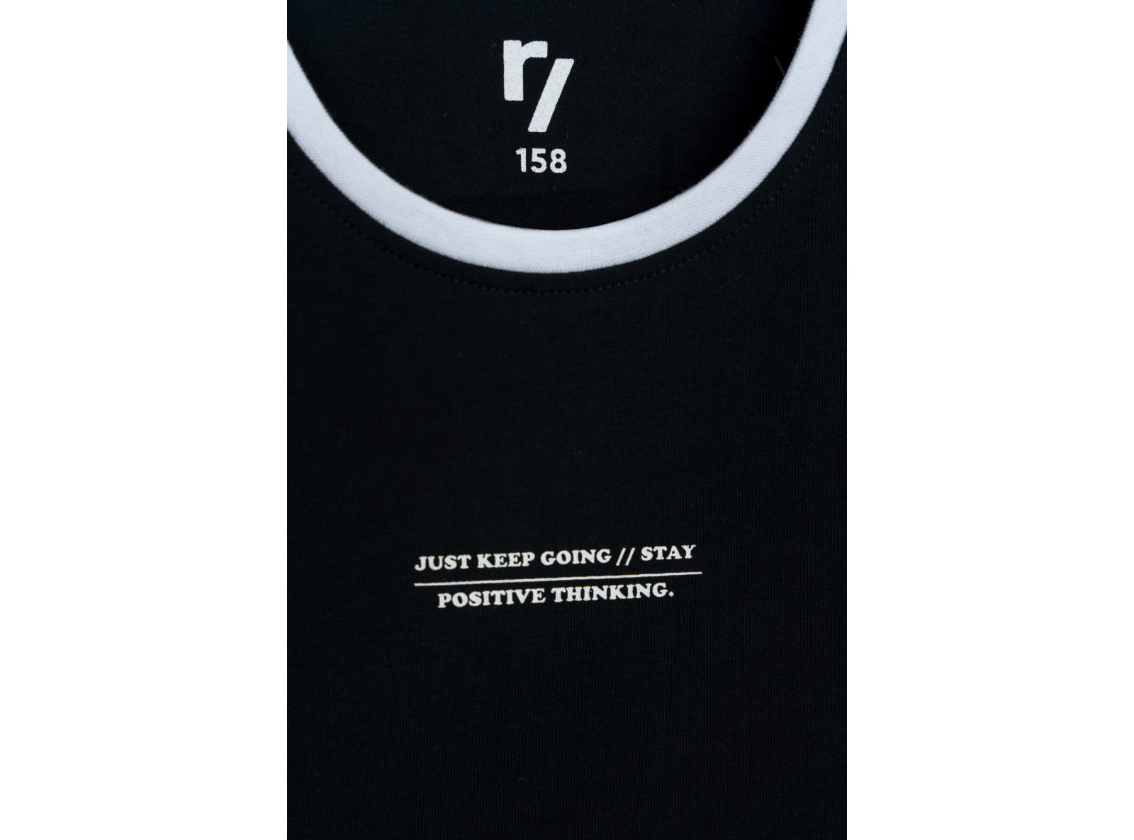 Czarny t-shirt z białą lamówką i wypukłym nadrukiem na wysokości piersi