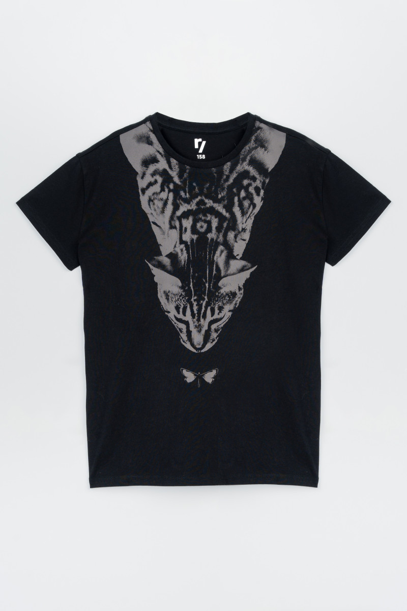 Czarny t-shirt z kolorowymi nadrukami z przodu