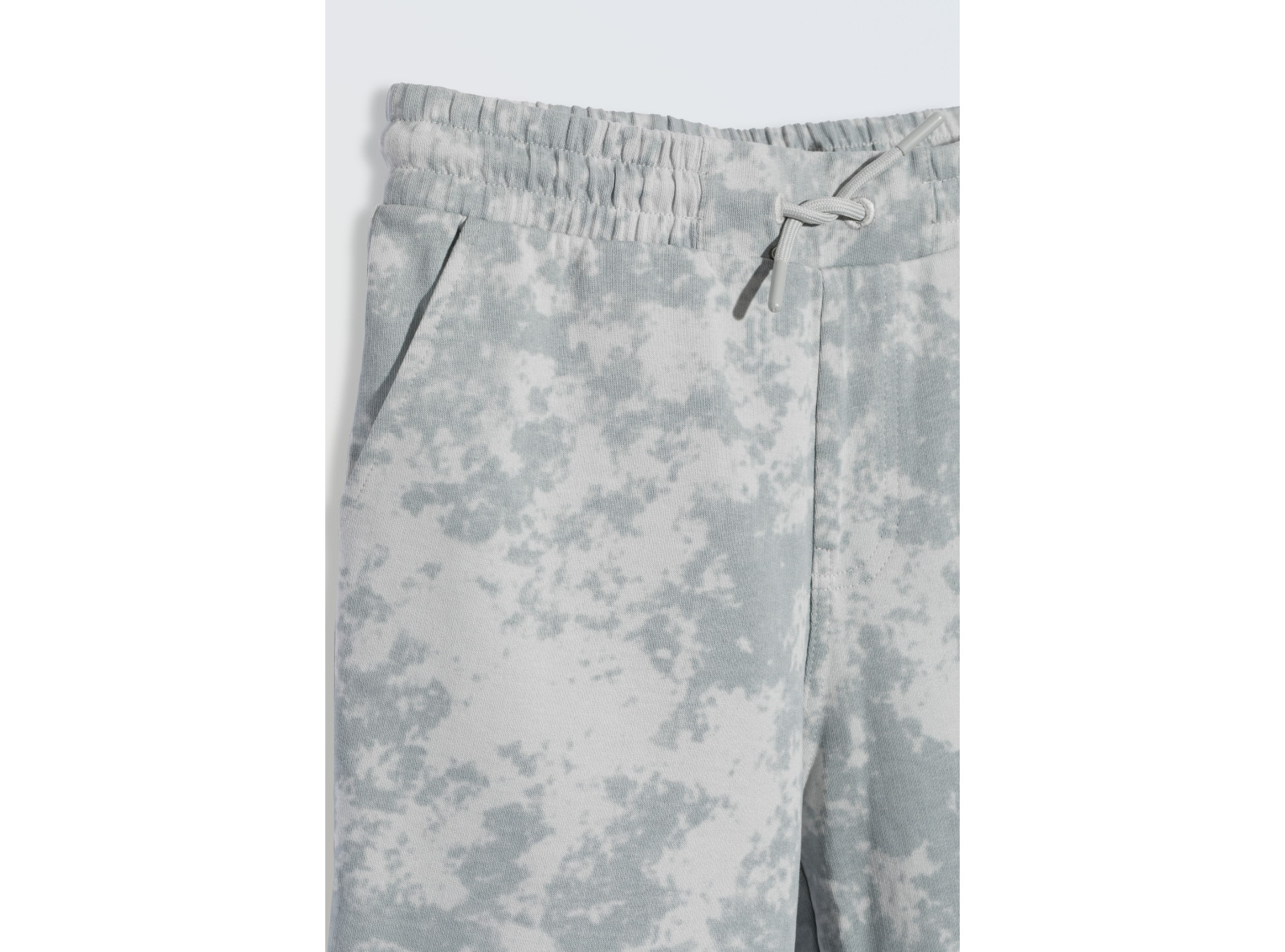 Szare krótkie spodenki z nadrukiem imitującym tie dye na całości