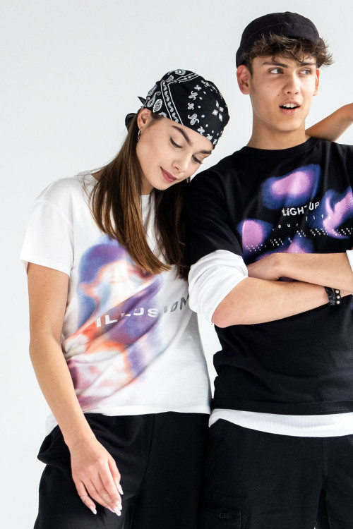 Biały t-shirt z kolorową grafiką z przodu