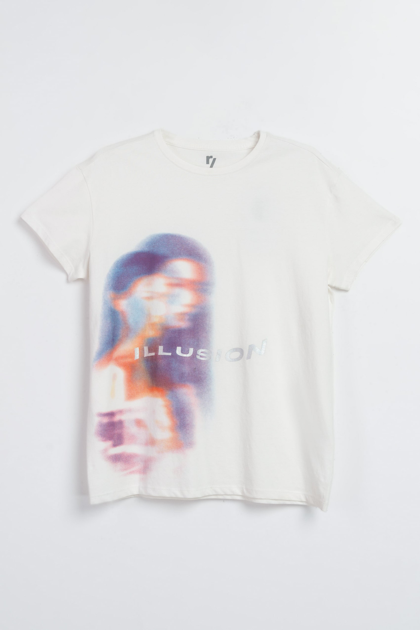 Biały t-shirt z kolorową grafiką z przodu