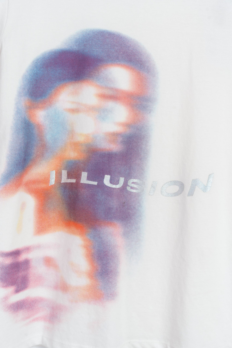 Biały t-shirt z kolorową grafiką z przodu