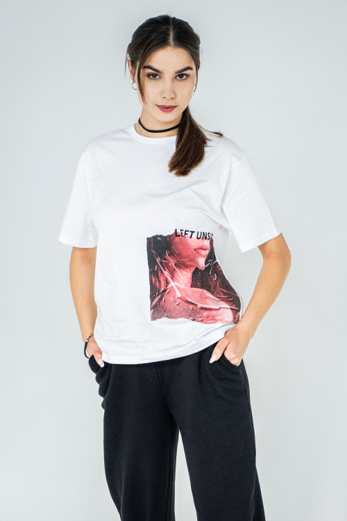 Biały t-shirt oversize z kolorową grafiką z przodu