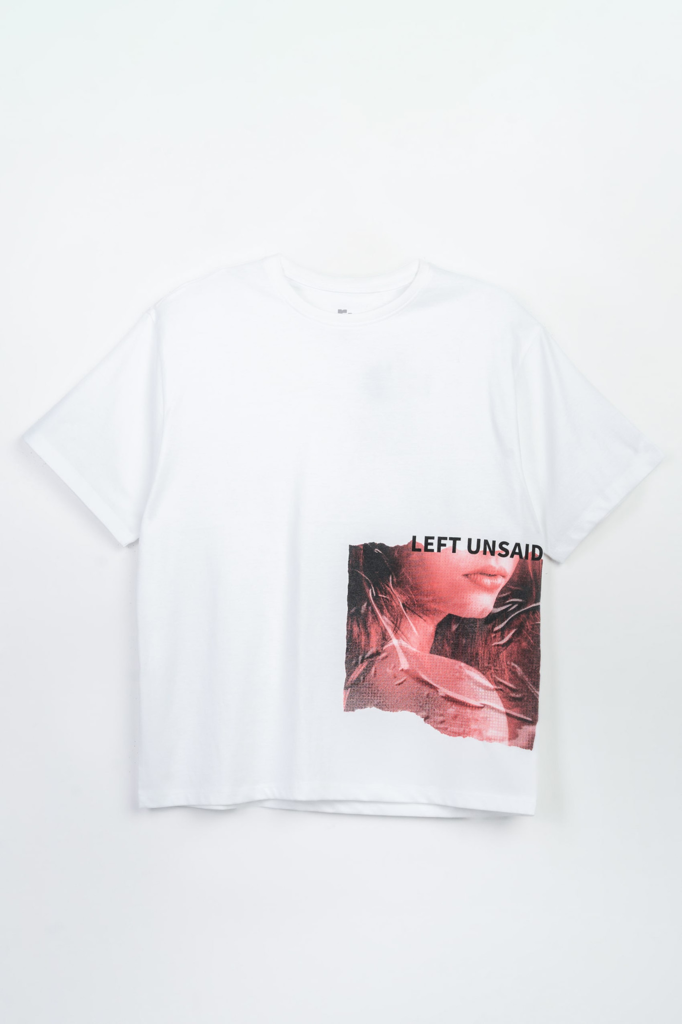Biały t-shirt oversize z kolorową grafiką z przodu