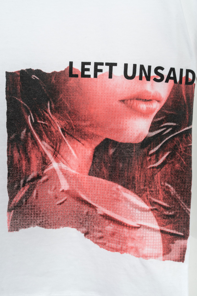 Biały t-shirt oversize z kolorową grafiką z przodu
