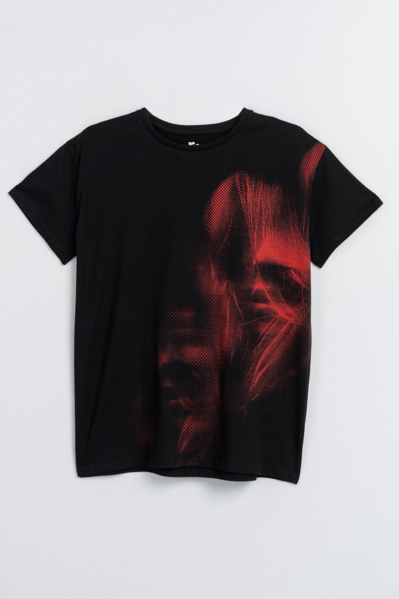 Czarny t-shirt z kolorową grafiką z przodu