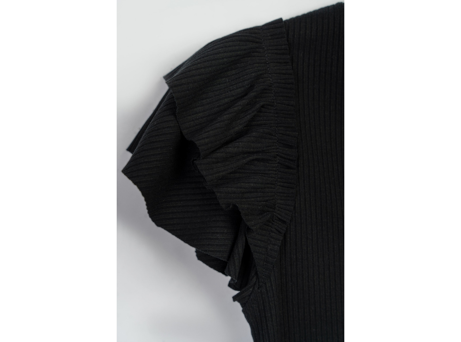 Czarna bluzka z dzianiny prążkowanej z ozdobnymi rękawami