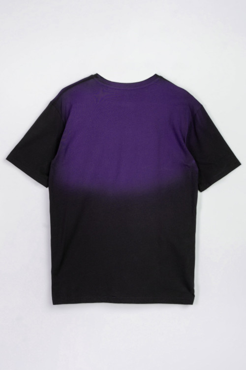 Czarny t-shirt z fioletowym nadrukiem imitującym cieniowanie