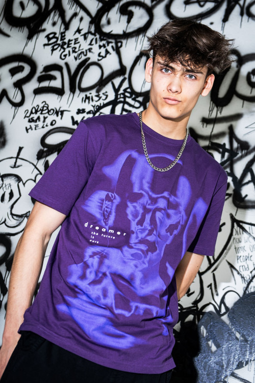 Granatowy t-shirt z kolorową grafiką z przodu