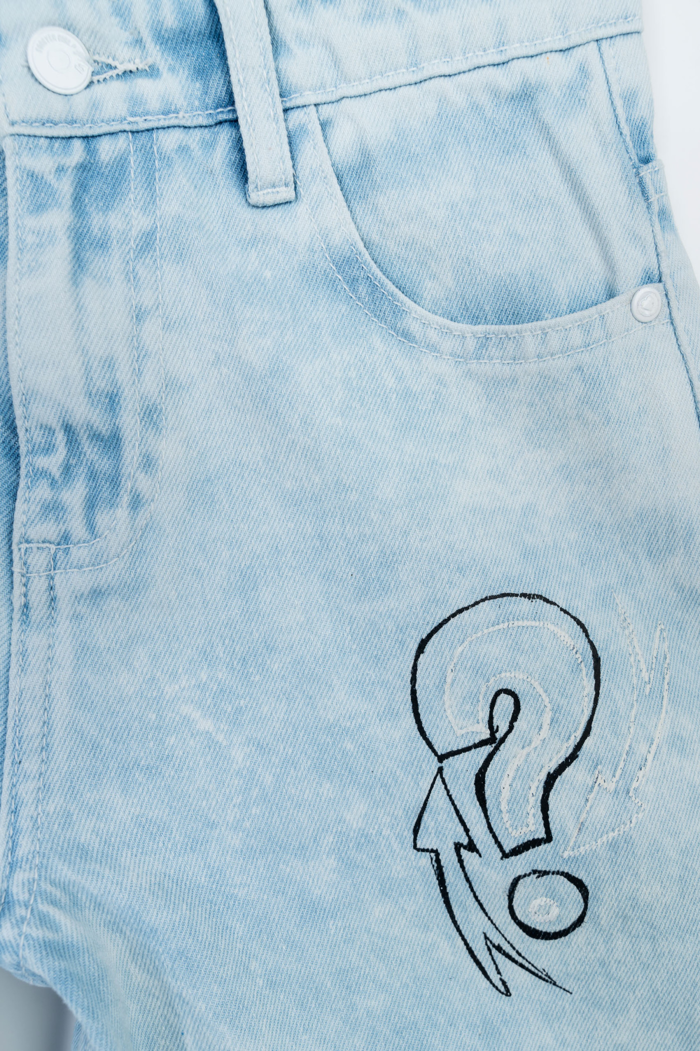 Jasnoniebieskie jeansowe spodnie z szerokimi nogawkami z kolorowymi nadrukami