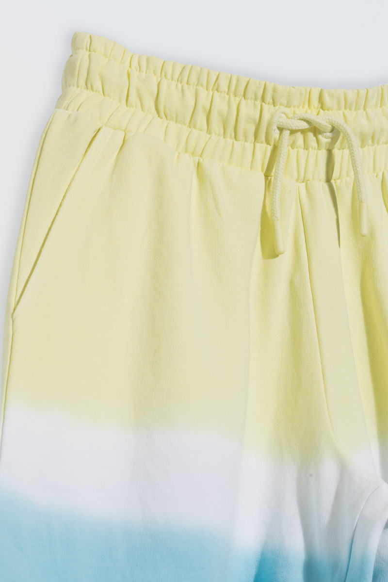 Kolorowe krótkie spodenki z efektem ombre, multikolor