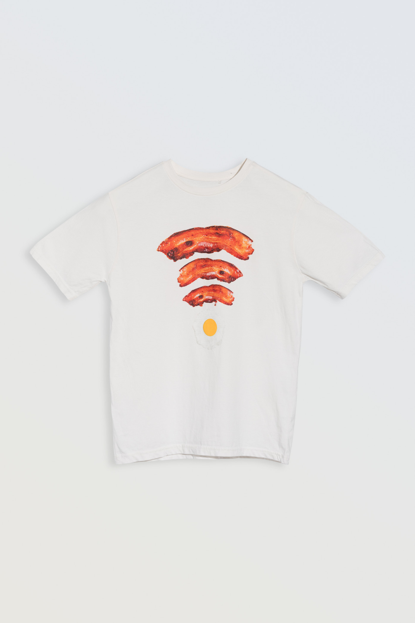 Biały t-shirt z kolorowym nadrukiem z przodu