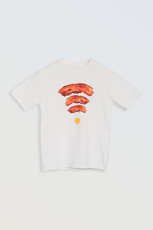 Biały t-shirt z kolorowym nadrukiem z przodu
