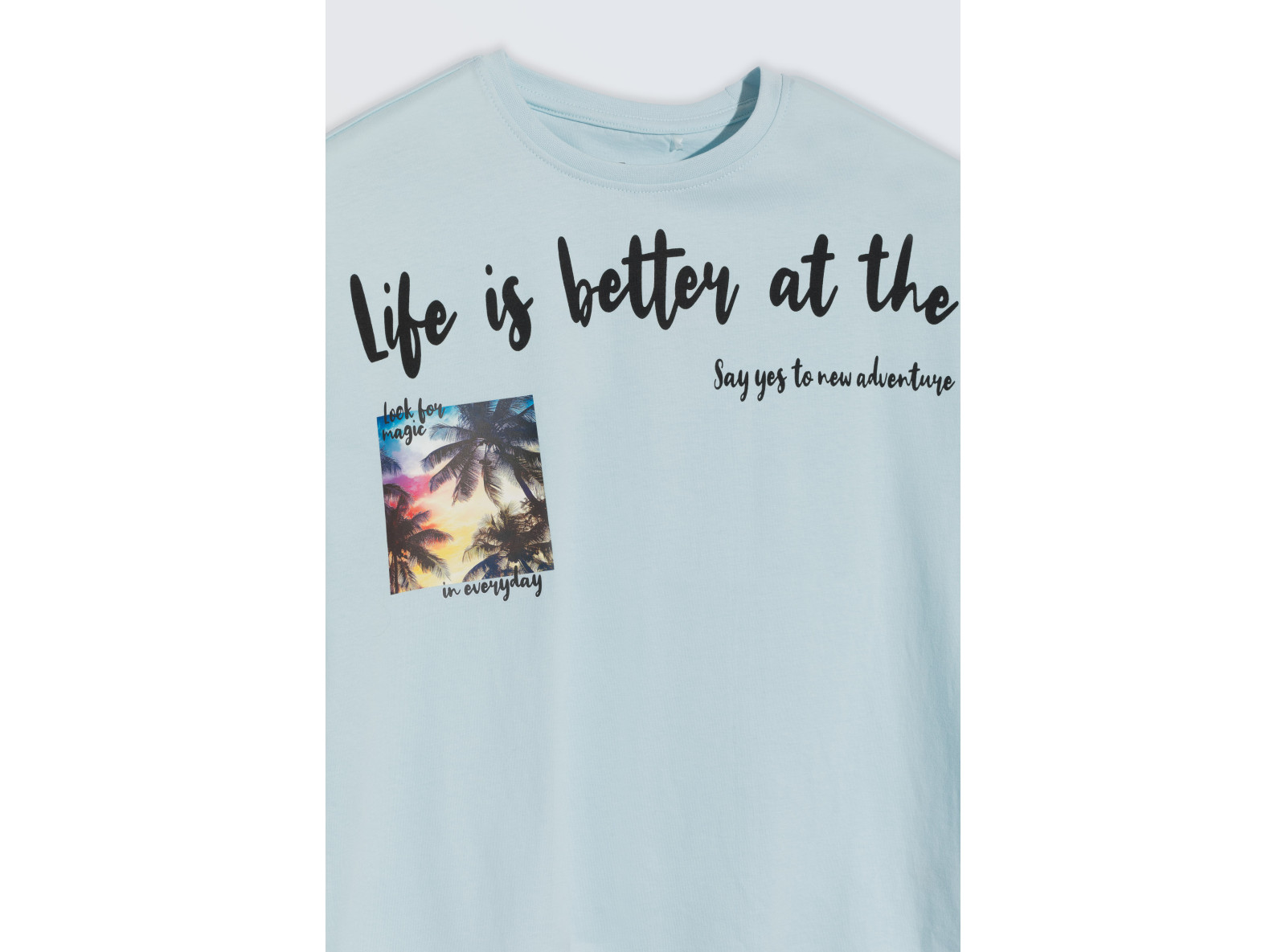 Błękitny t-shirt z kolorowym nadrukiem z przodu