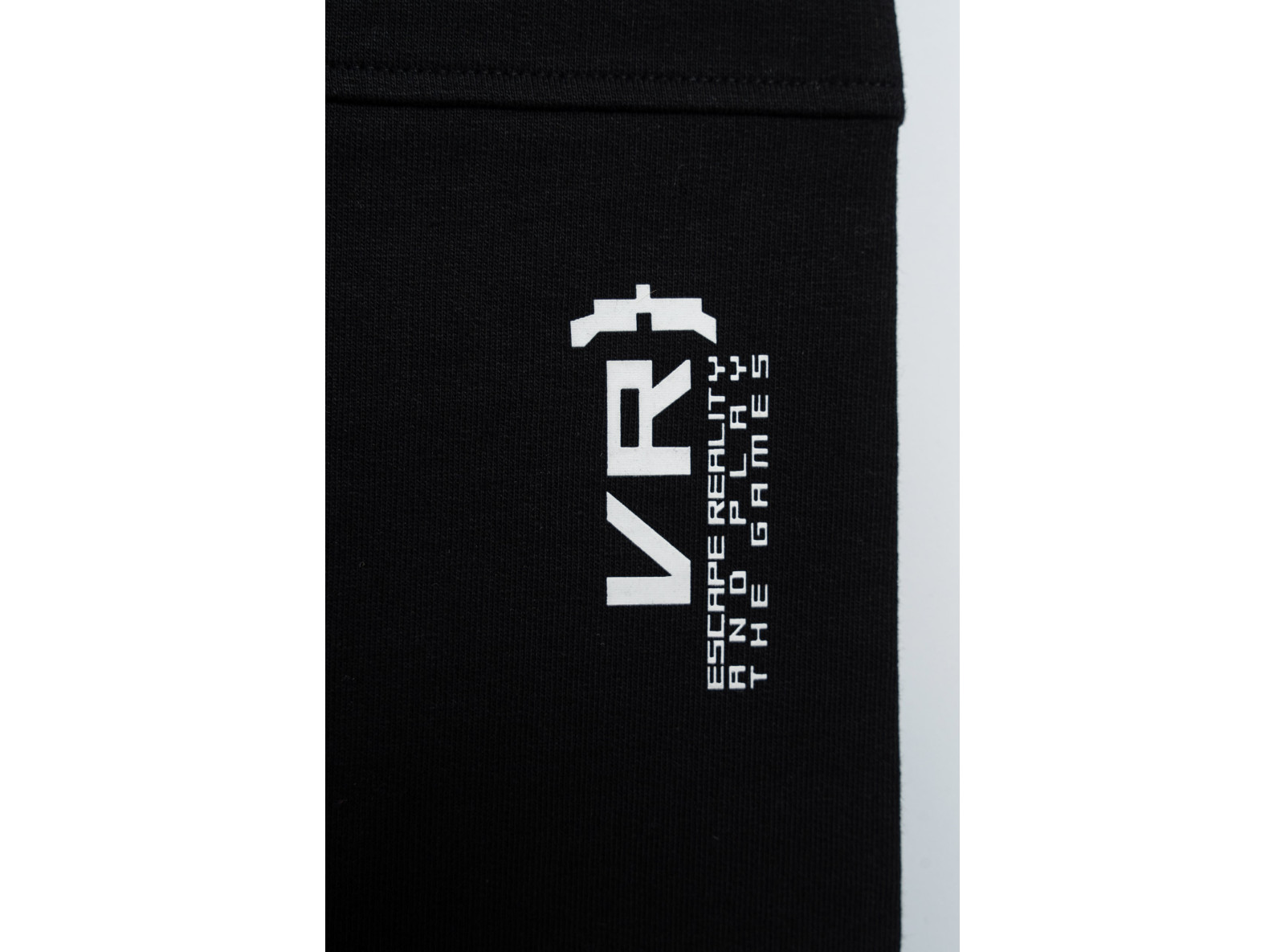 Czarne spodnie dresowe z minimalistycznym nadrukiem z boku