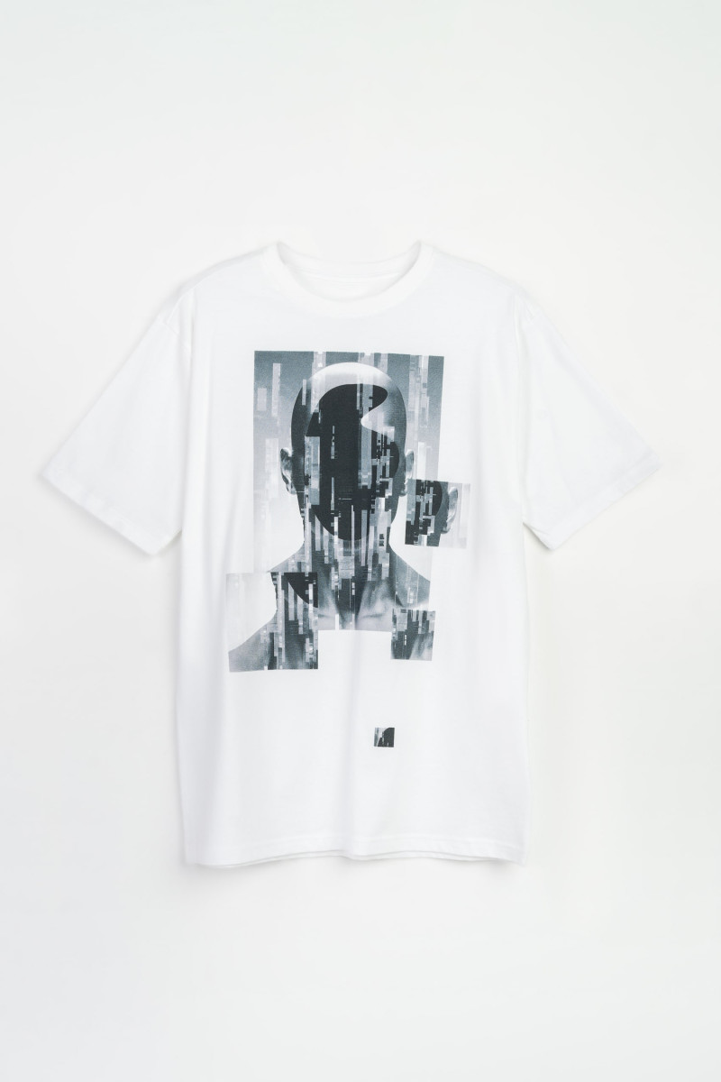 Biały t-shirt z kolorową grafiką z przodu