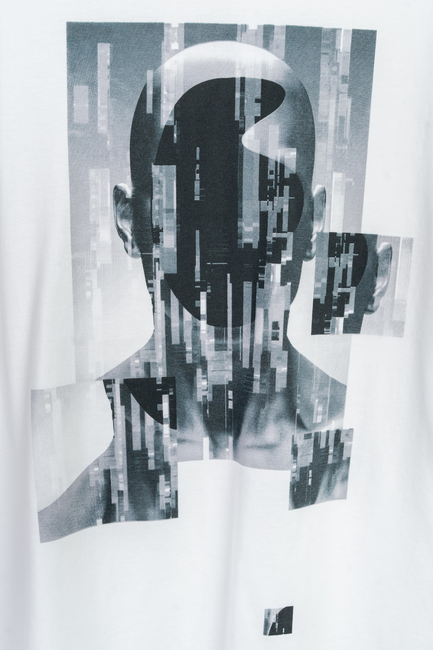 Biały t-shirt z kolorową grafiką z przodu