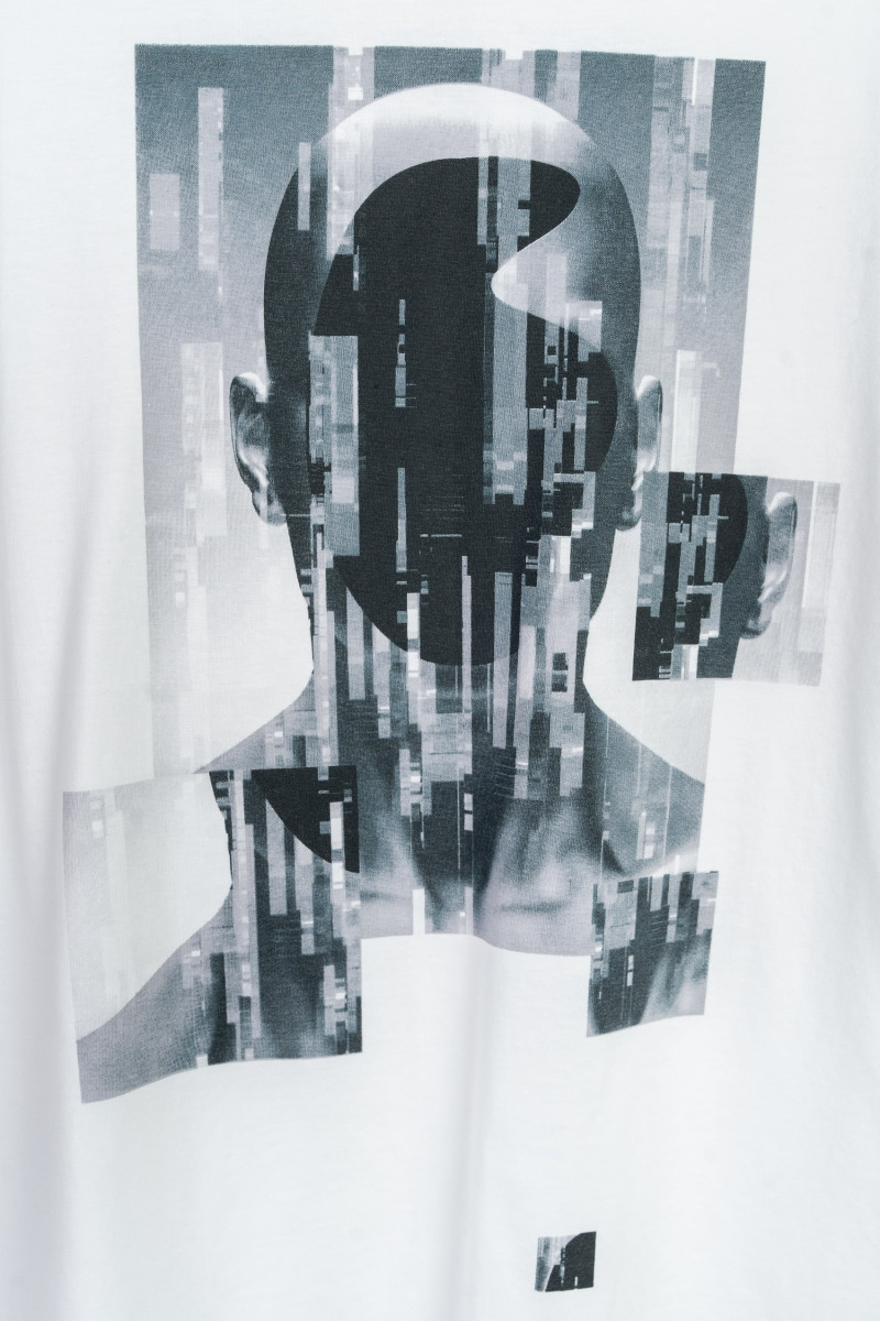 Biały t-shirt z kolorową grafiką z przodu
