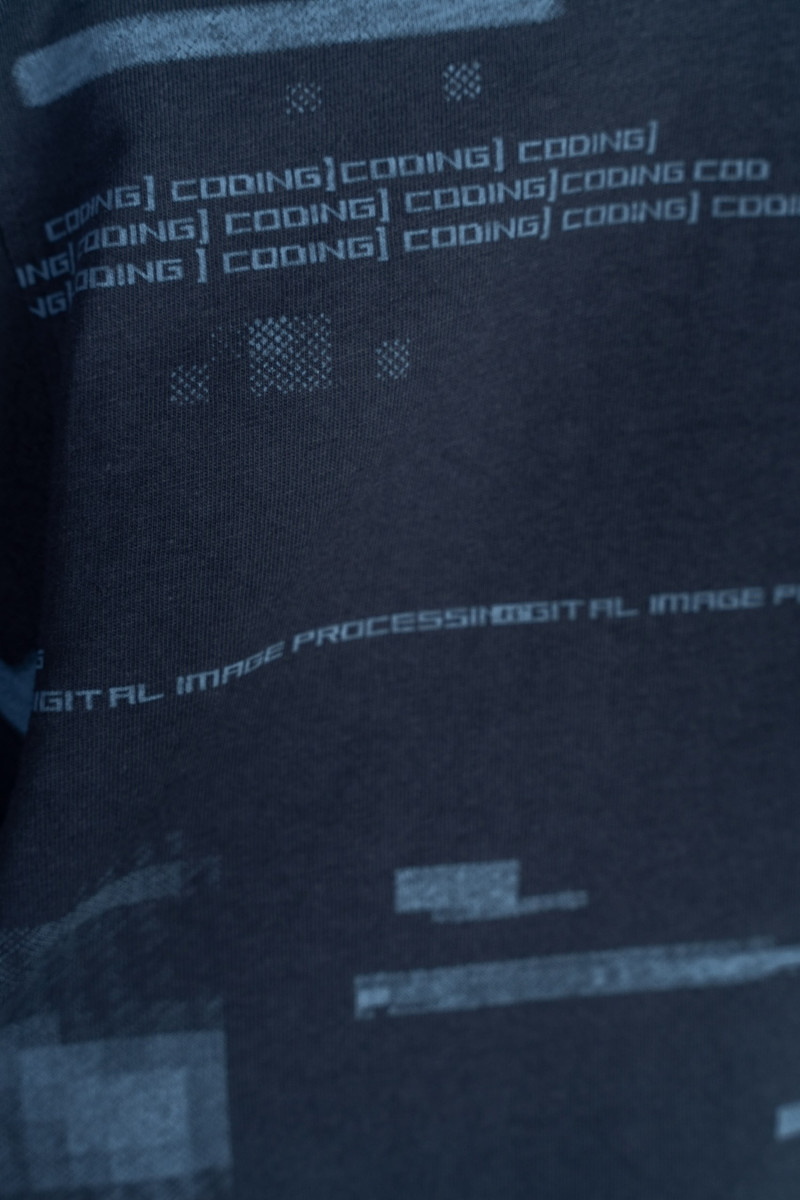 Granatowy t-shirt z niebieskim nadrukiem na całości, multikolor