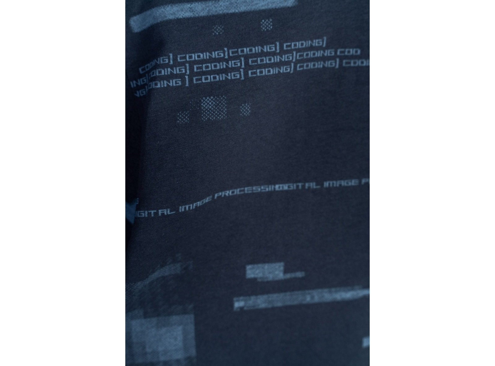 Granatowy t-shirt z niebieskim nadrukiem na całości