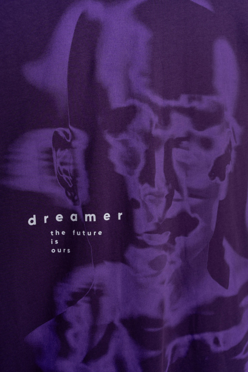 Granatowy t-shirt z kolorową grafiką z przodu