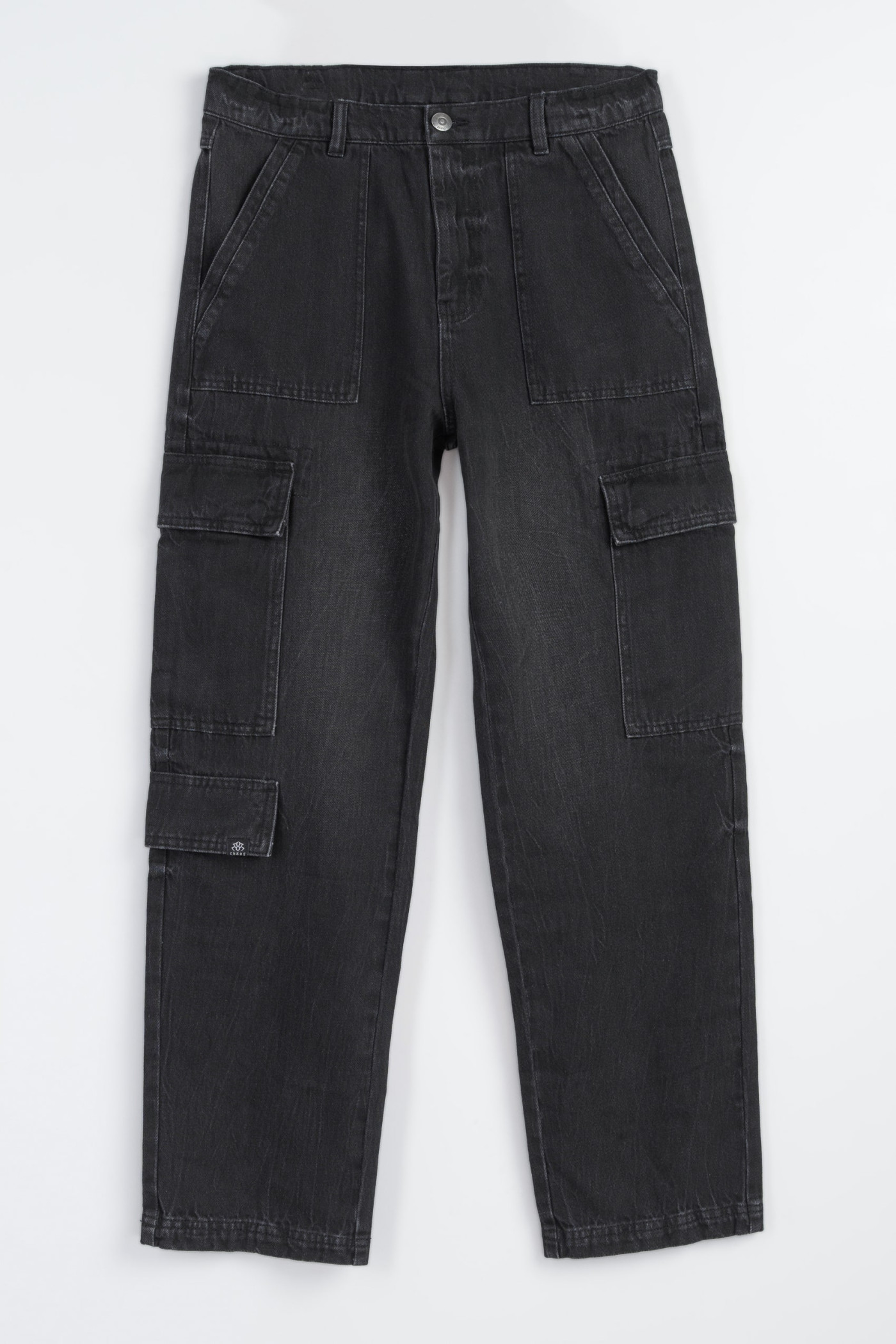 Czarne spodnie jeansowe typu cargo z przestrzennymi kieszeniami