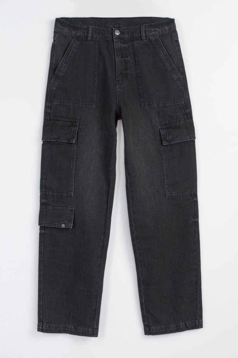 Czarne spodnie jeansowe typu cargo z przestrzennymi kieszeniami