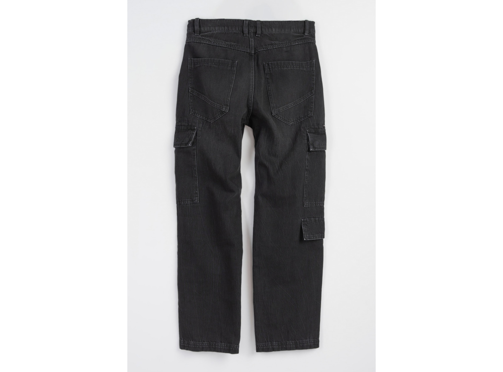 Czarne spodnie jeansowe typu cargo z przestrzennymi kieszeniami