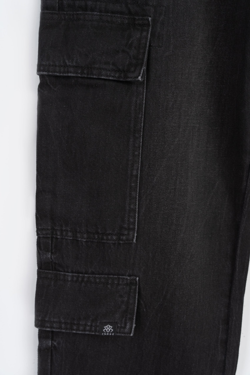 Czarne spodnie jeansowe typu cargo z przestrzennymi kieszeniami