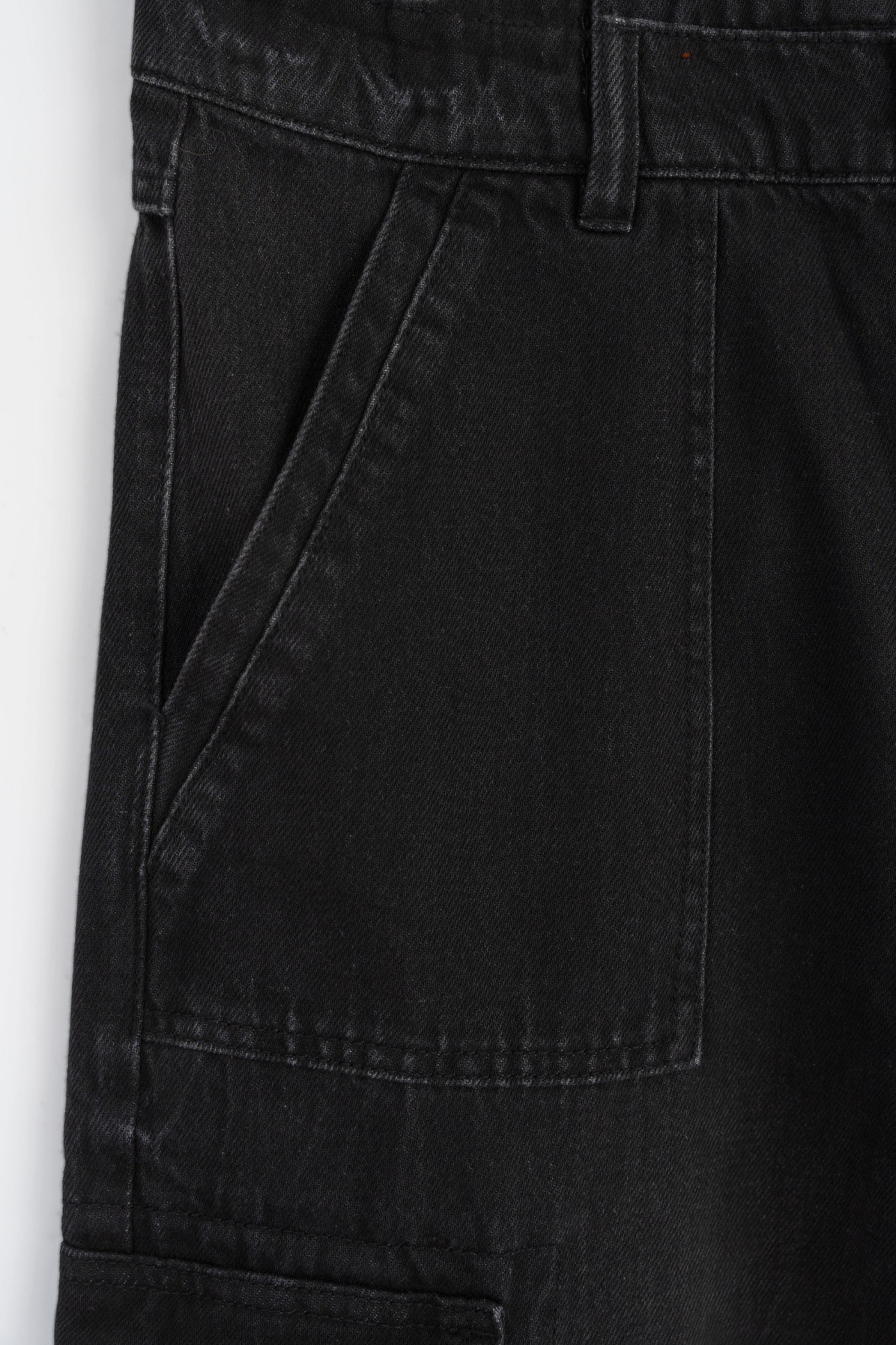 Czarne spodnie jeansowe typu cargo z przestrzennymi kieszeniami