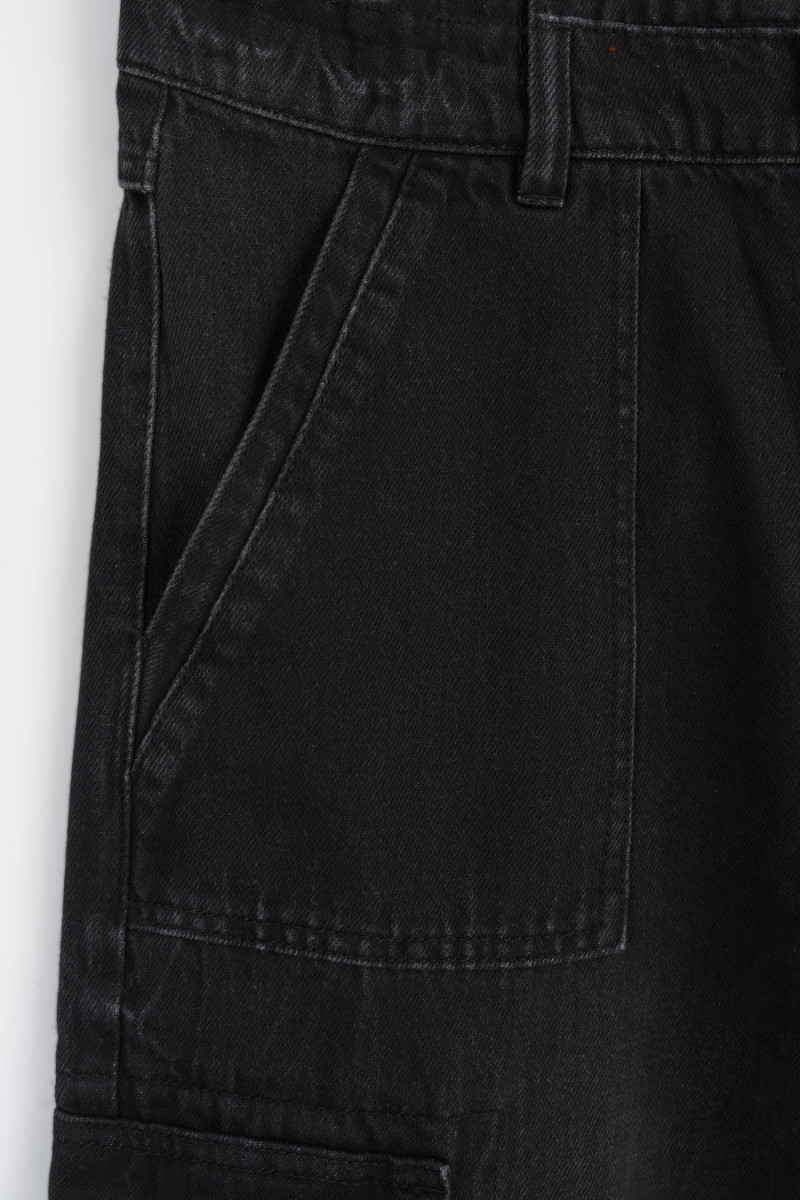 Czarne spodnie jeansowe typu cargo z przestrzennymi kieszeniami