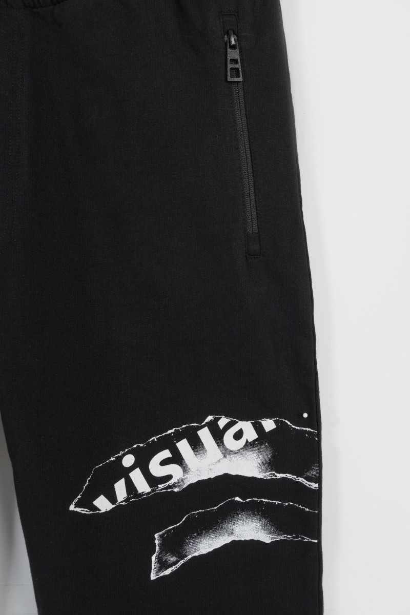 Czarne spodnie dresowe REGULAR z kontrastowym nadrukiem z boku, czarny