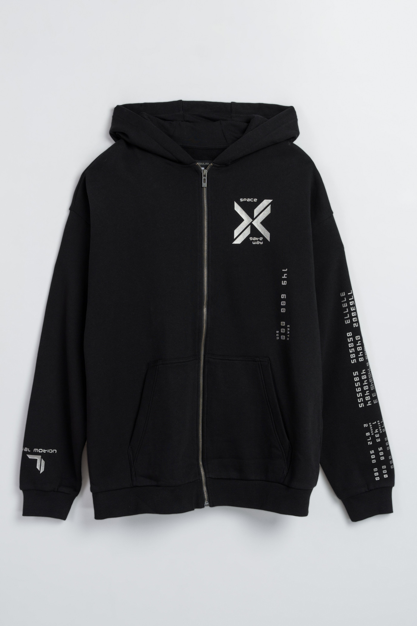 Czarna bluza z kapturem z nadrukiem z przodu oraz na rękawach zapinana na zamek