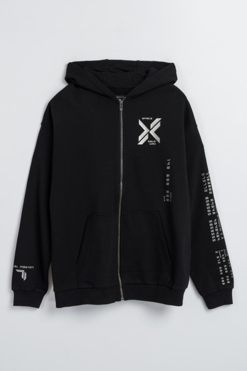 Czarna bluza z kapturem z nadrukiem z przodu oraz na rękawach zapinana na zamek