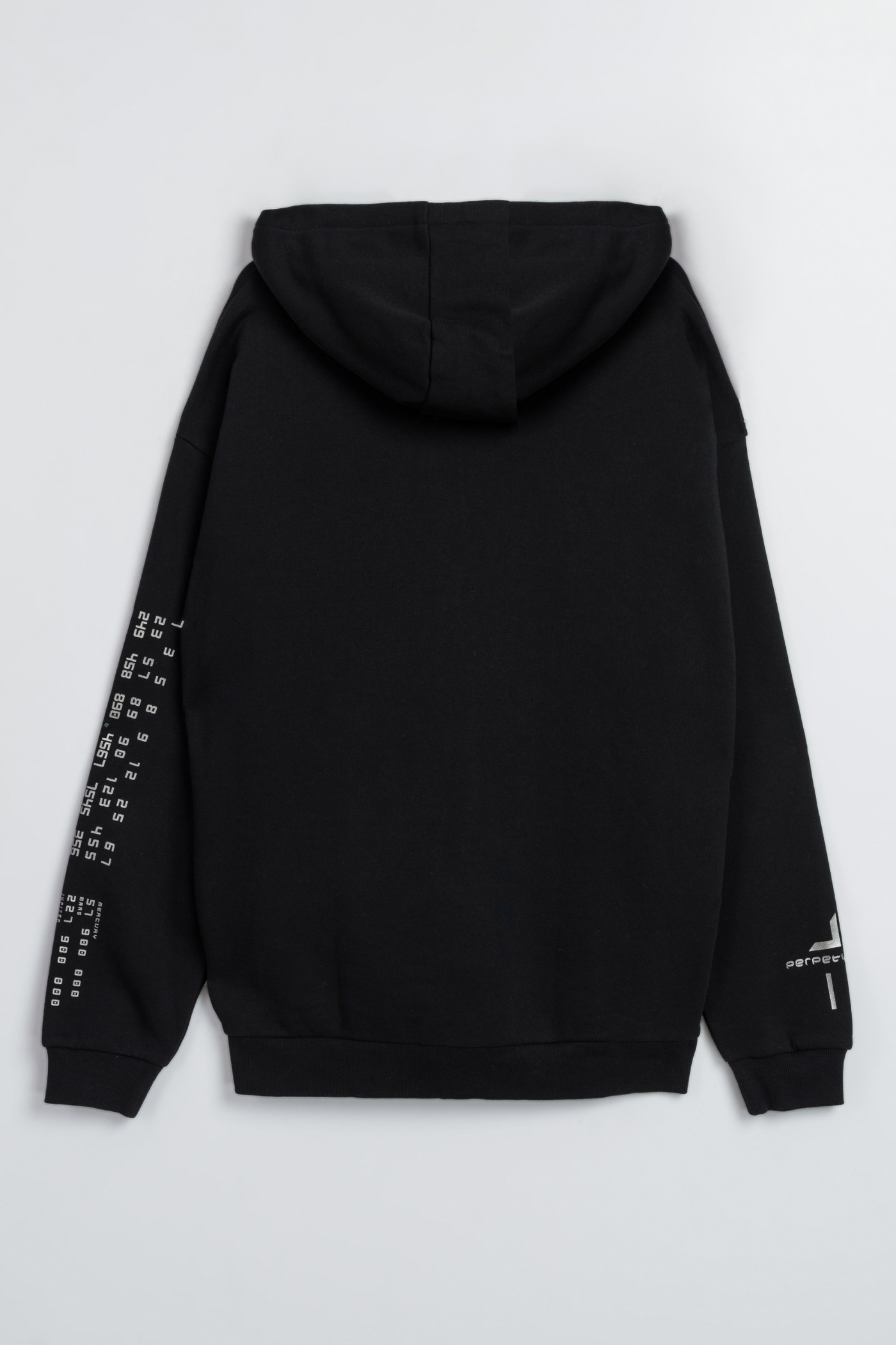 Czarna bluza z kapturem z nadrukiem z przodu oraz na rękawach zapinana na zamek