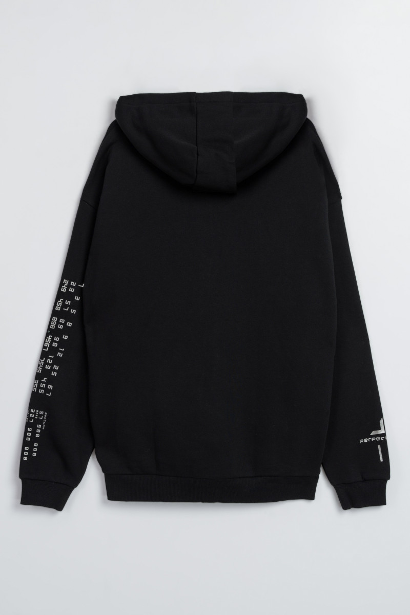 Czarna bluza z kapturem z nadrukiem z przodu oraz na rękawach zapinana na zamek