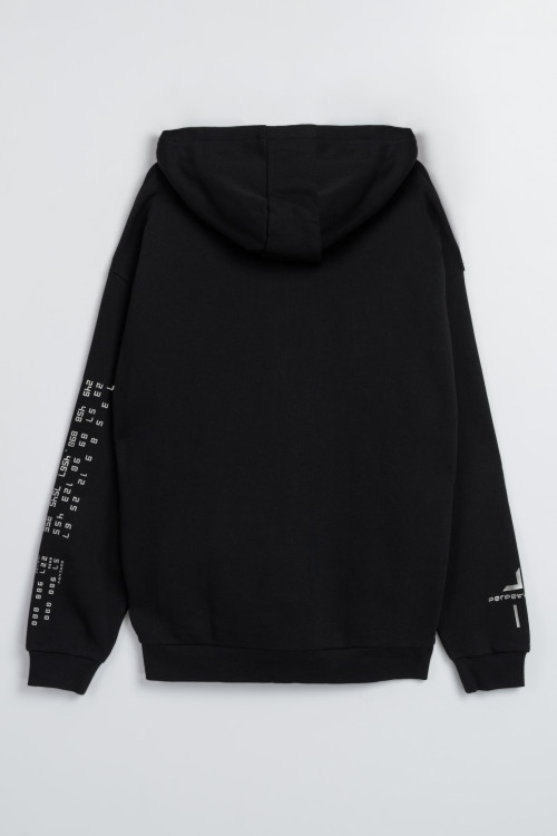 Czarna bluza z kapturem z nadrukiem z przodu oraz na rękawach zapinana na zamek