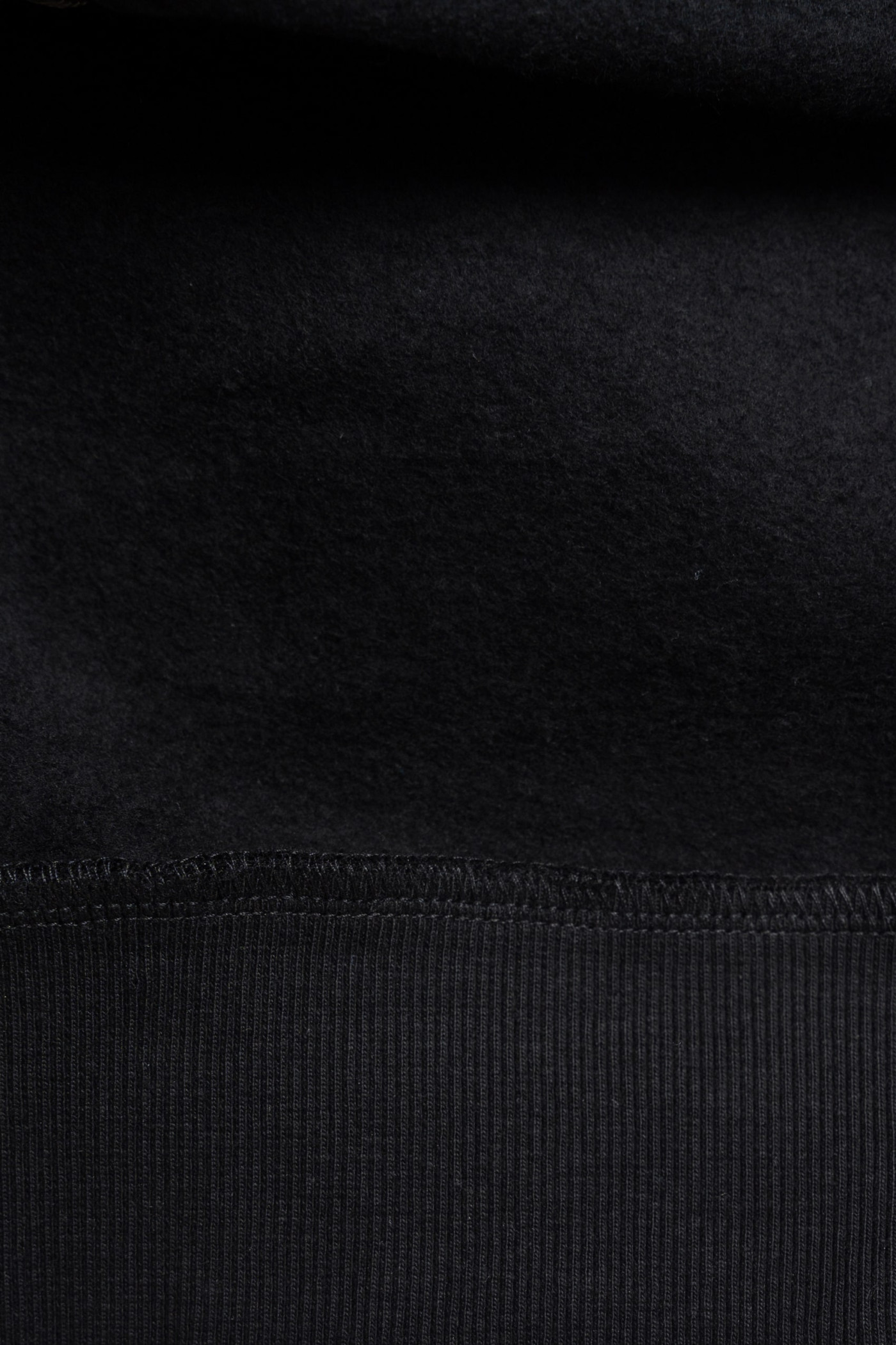 Czarna bluza z kapturem z nadrukiem z przodu oraz na rękawach zapinana na zamek