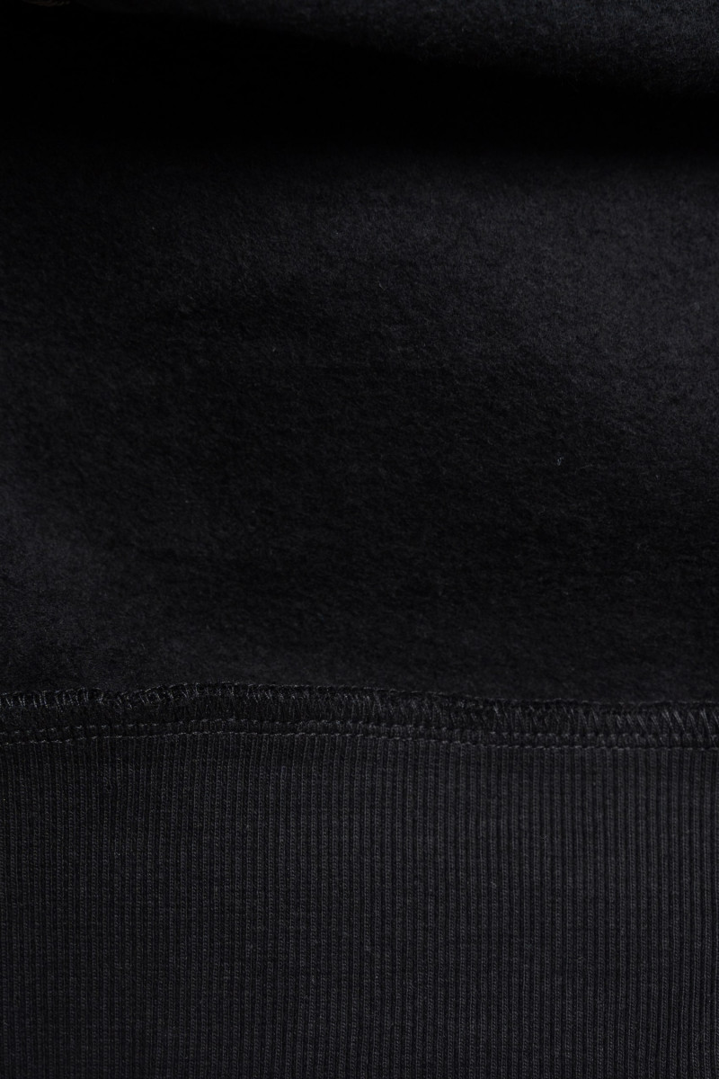 Czarna bluza z kapturem z nadrukiem z przodu oraz na rękawach zapinana na zamek