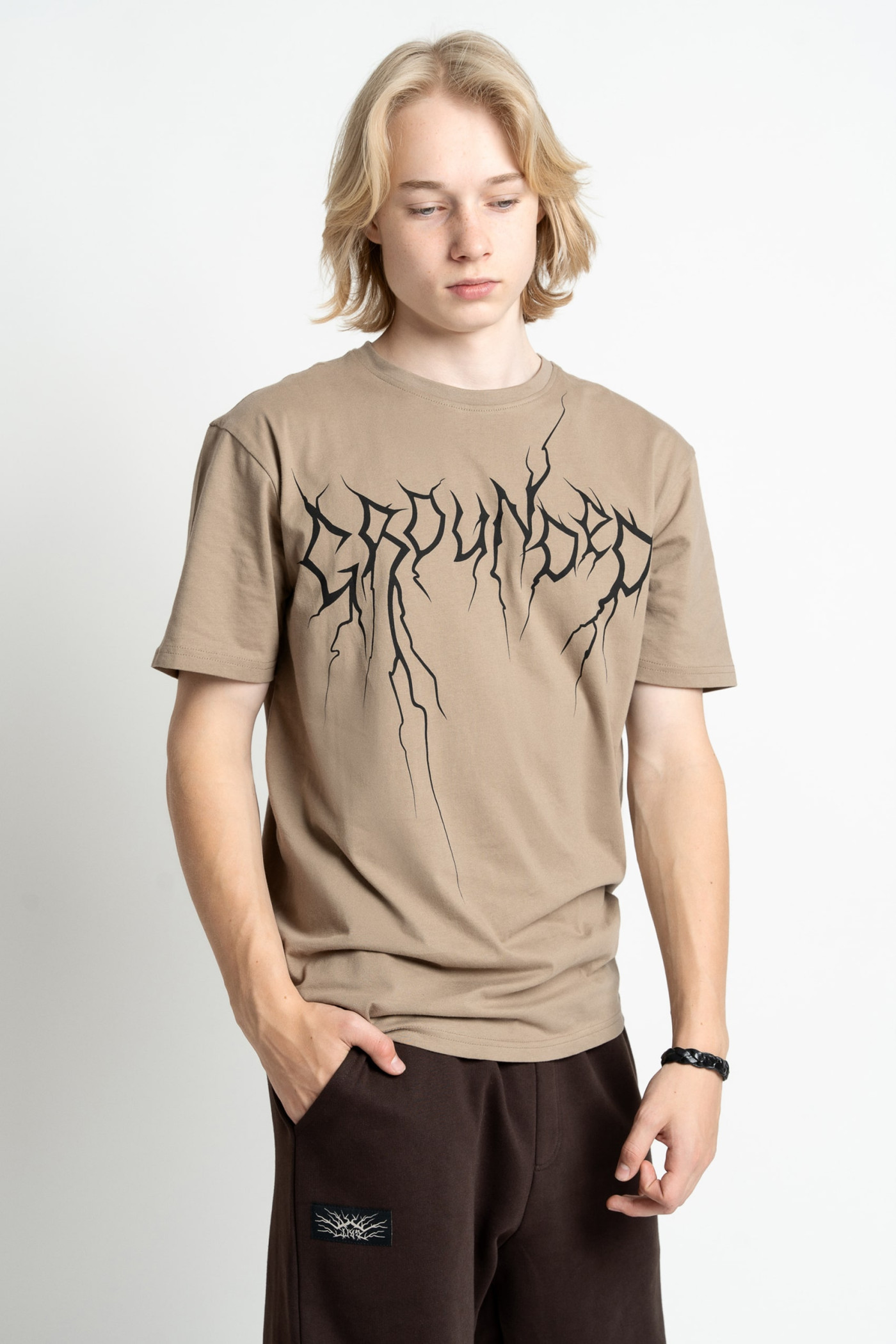 Jasnobrązowy t-shirt z czarnym nadrukiem z przodu