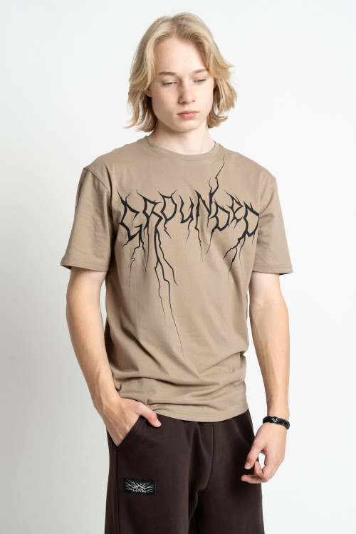 Jasnobrązowy t-shirt z czarnym nadrukiem z przodu