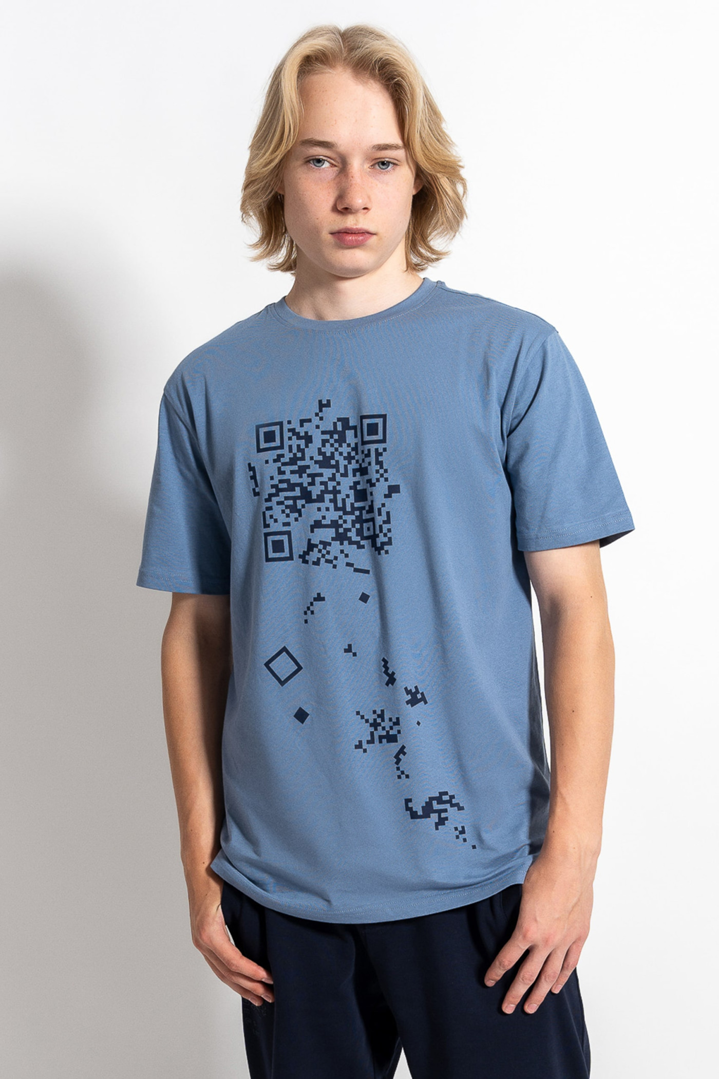 Niebieski t-shirt z granatowym nadrukiem z przodu