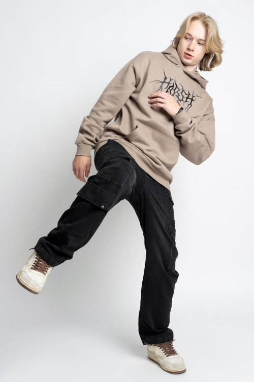 Czarne spodnie jeansowe typu cargo z przestrzennymi kieszeniami