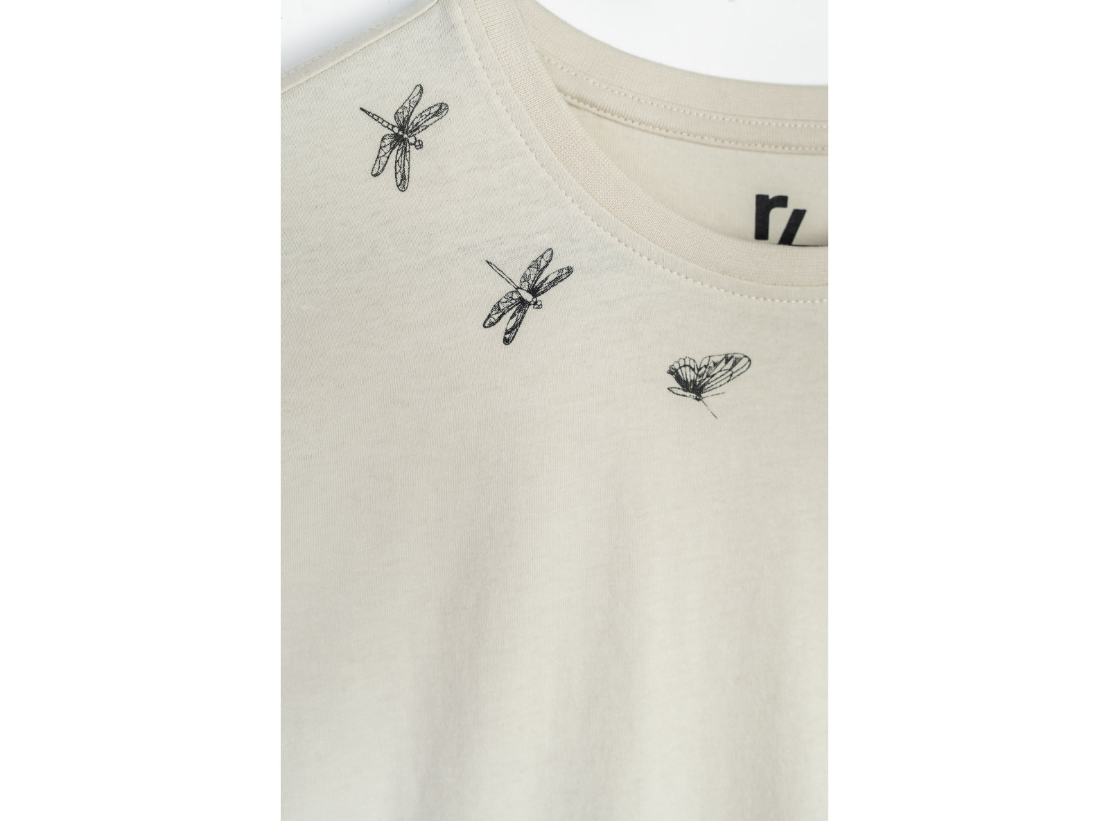 Beżowy t-shirt z czarnymi nadrukami