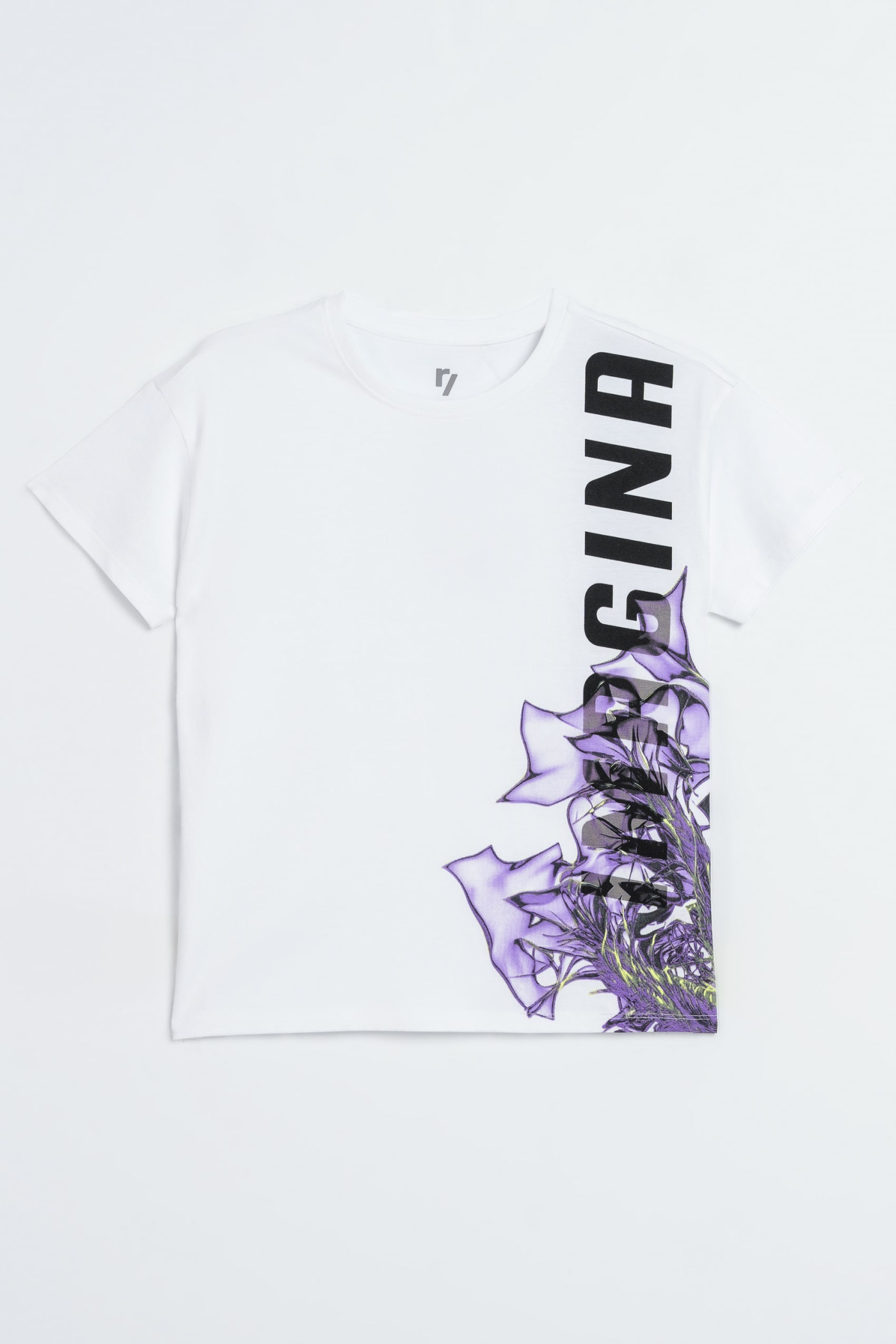 Biały t-shirt z kolorową grafiką z przodu