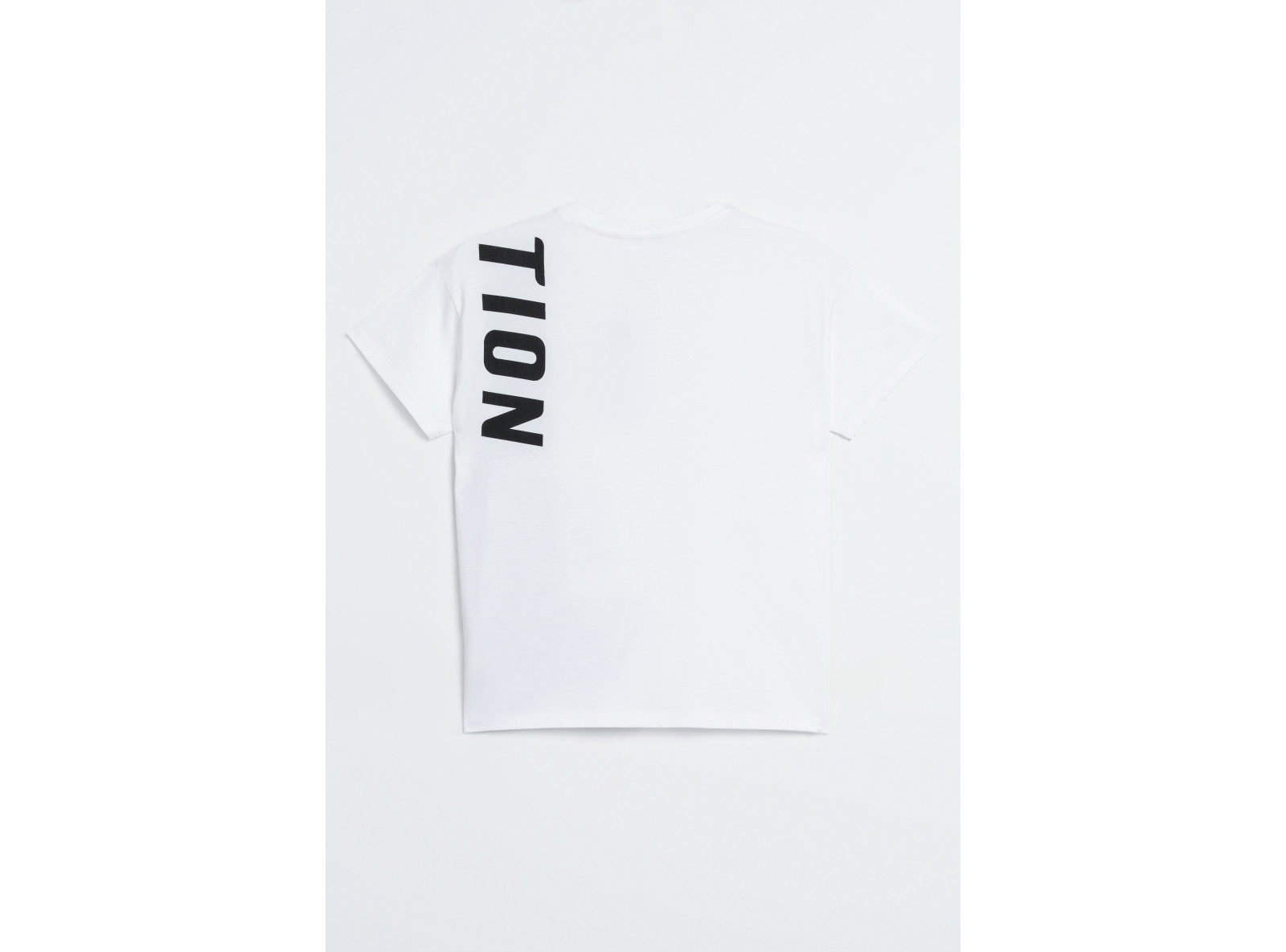 Biały t-shirt z kolorową grafiką z przodu