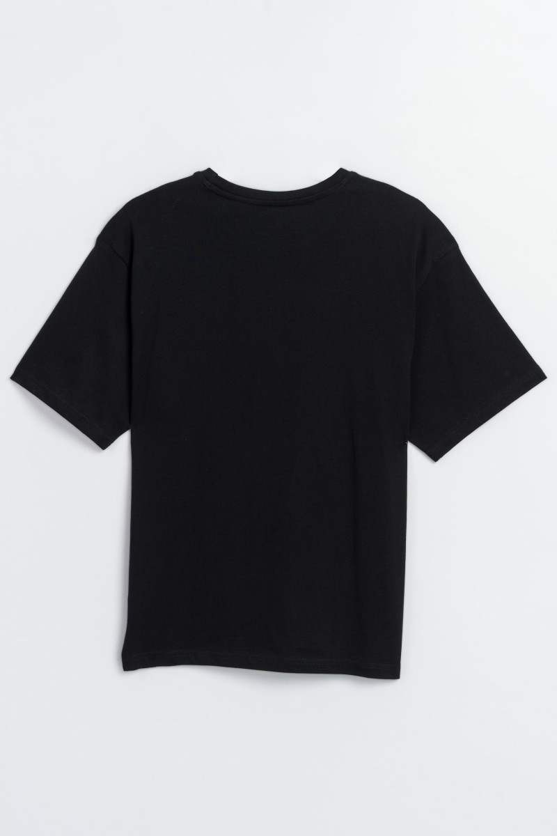 Czarny t-shirt z kolorową grafiką z przodu